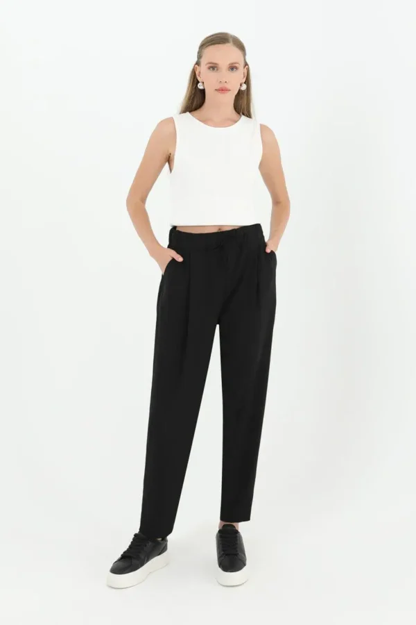 Pantalon noir forme carotte